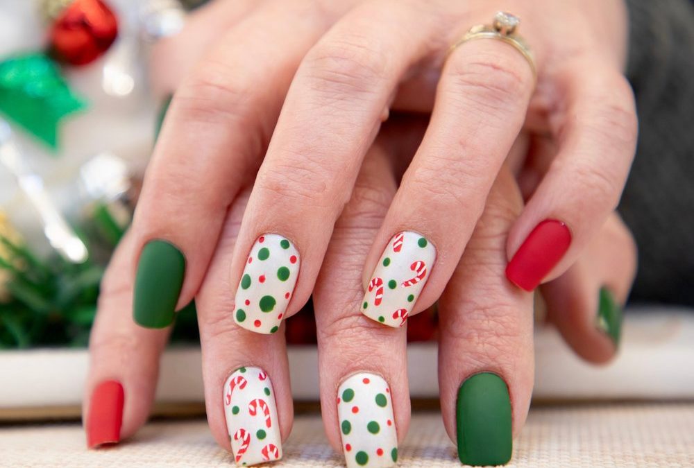 Festliche Maniküre: Die schönsten Naildesigns für Weihnachten