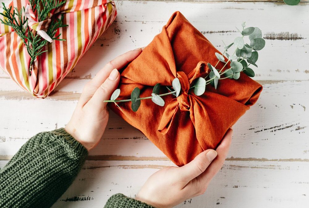 Nicht nur Papier und Schleife: Tipps für kreative Geschenkverpackungen
