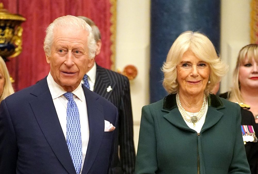 Königin Camilla und König Charles lauschen Weihnachtssongs im Palast