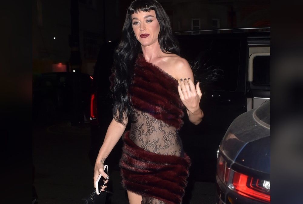 Katy Perry überrascht im knappen Dark-Glamour-Look