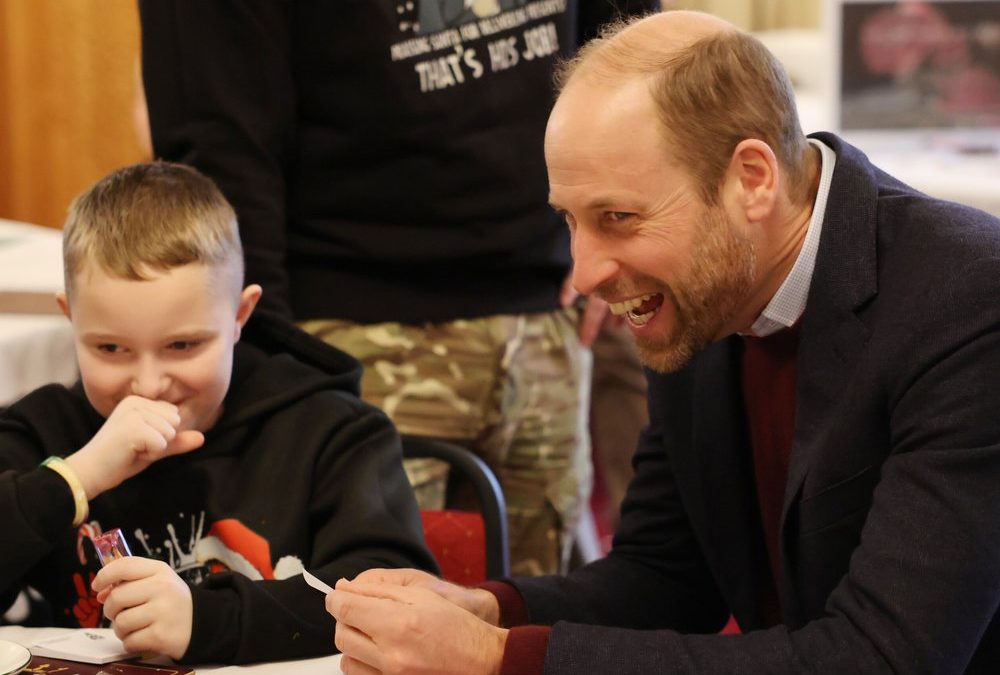 Prinz William verteilt Geschenke an Kinder von Soldaten