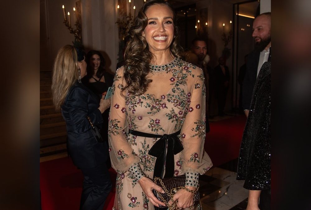 Schauspielerin Jessica Alba strahlt in Rom in Valentino-Robe