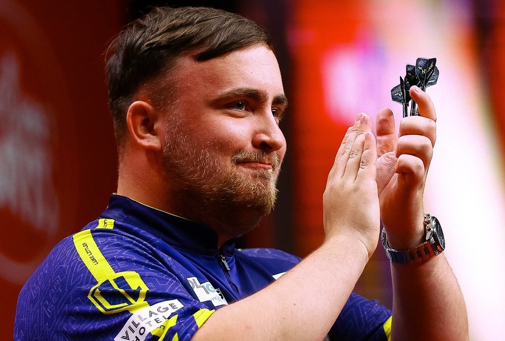 Darts-Weltmeister Luke Littler würdigt Messi mit Pokal-Schnappschuss
