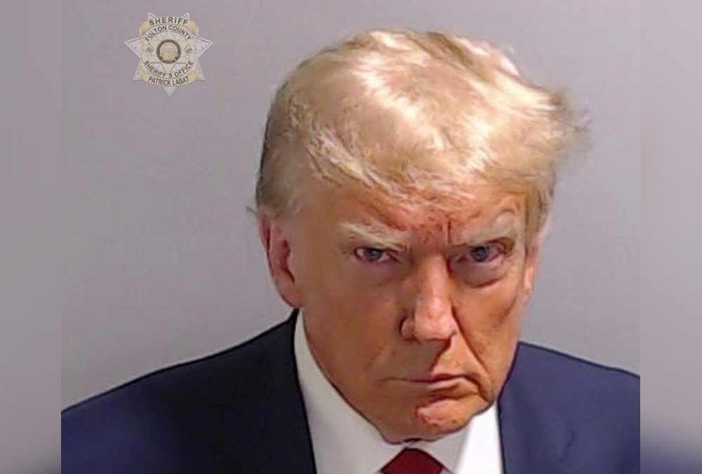 Für offizielles Portrait: Donald Trump stellt Polizeifoto nach