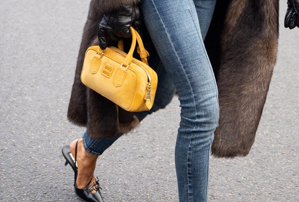 Großer Auftritt, schmale Tasche: So stylisch sind East-West Bags
