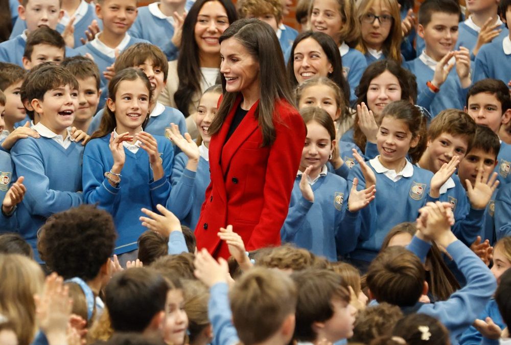 Schulbesuch in Madrid: Königin Letizia begeistert im roten Hosenanzug