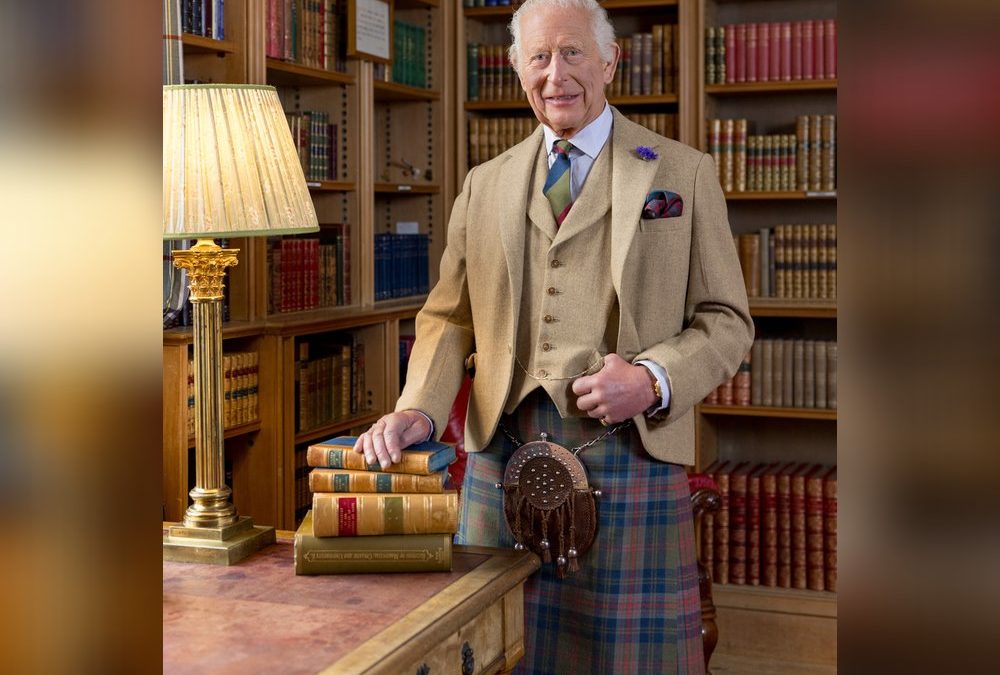 Palast teilt neues Porträt von König Charles III. im Schottenrock