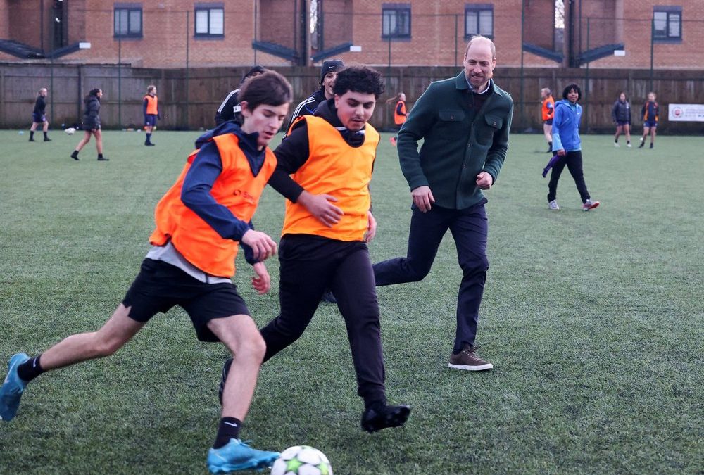 Prinz William spielt mit Teenagern Fußball