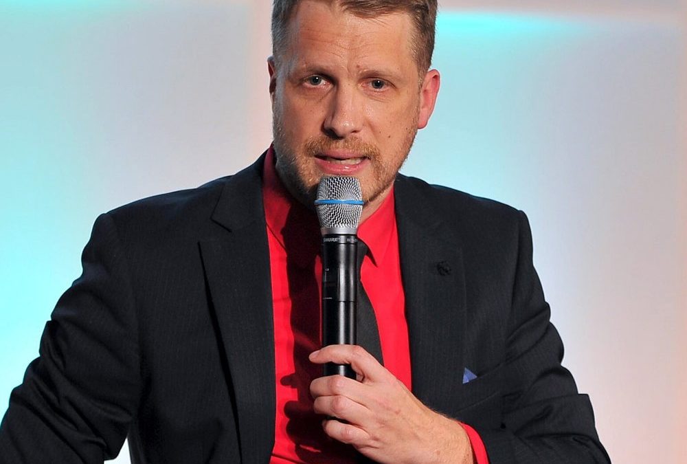 Oliver Pocher teilt gegen Amira Aly und Stefan Raab aus