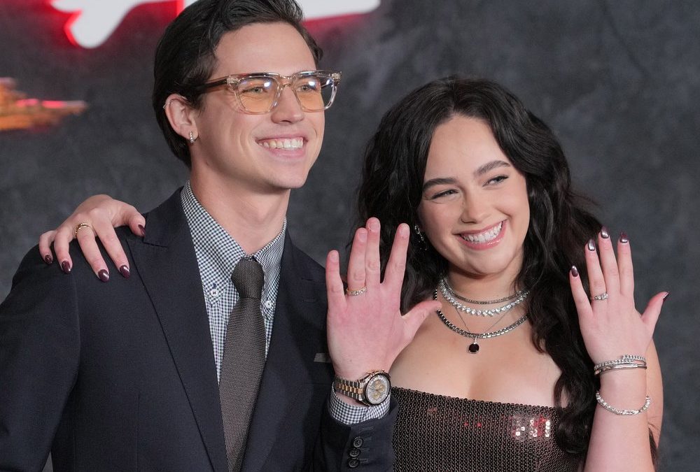 „Cobra Kai“-Stars Tanner Buchanan und Mary Mouser sind verlobt