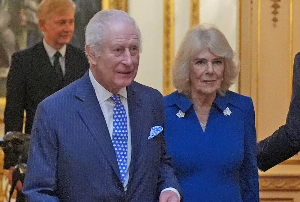 König Charles und Königin Camilla begrüßen Stars im Buckingham-Palast