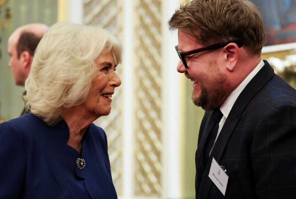 Empfang im Buckingham-Palast: Königin Camilla scherzt mit James Corden