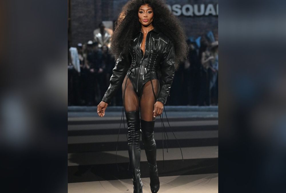 Supermodel Naomi Campbell rockt im gewagten Bodysuit den Catwalk