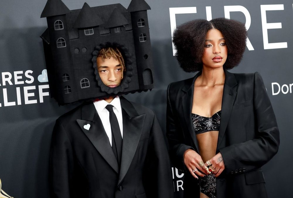 Bizarrer Grammy-Look: Jaden Smith trägt schwarze Burg auf seinem Kopf