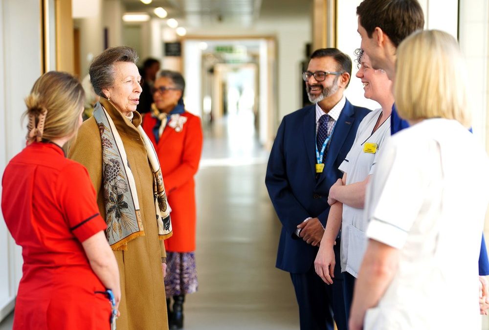 Prinzessin Anne besucht Klinik in Bristol, in der sie behandelt wurde