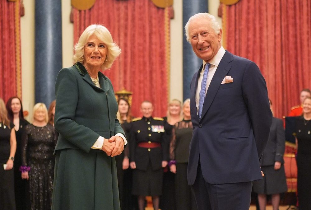 Italien-Trip bestätigt: Charles und Camilla feiern mit „Konklave“-Star
