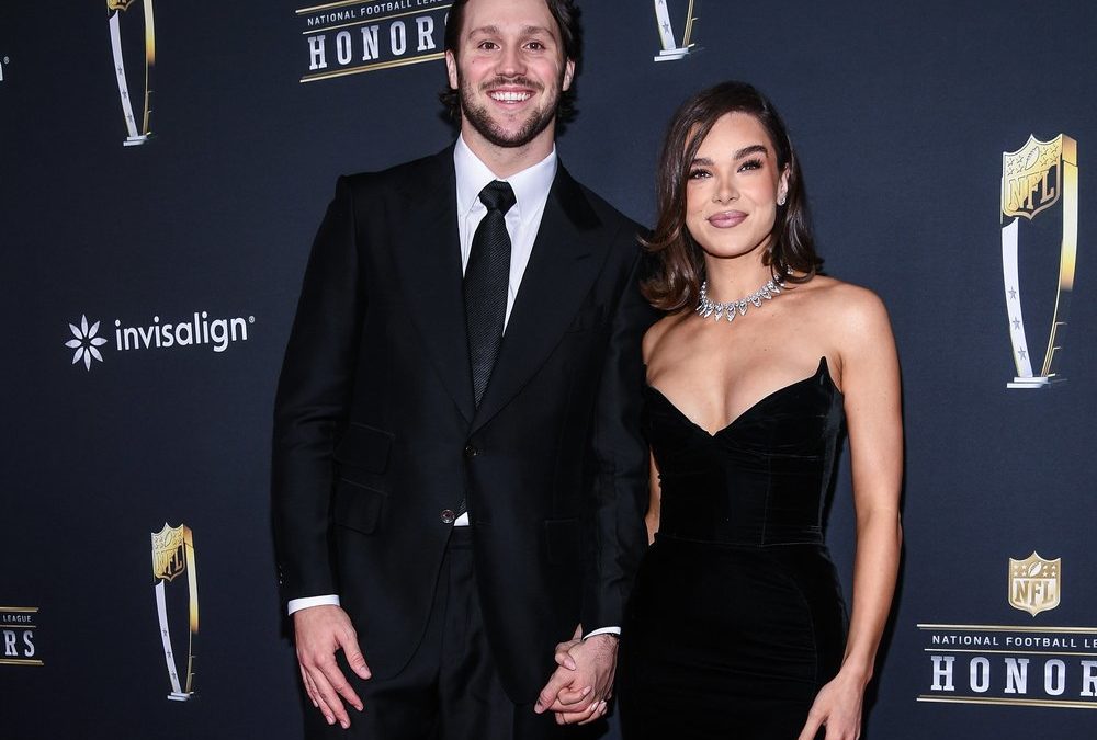 Josh Allen und Hailee Steinfeld feiern Red-Carpet-Debüt