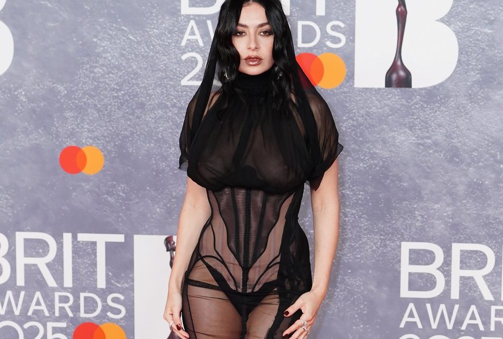 Charli xcx ist in ihrer „Free the Nipple“-Ära