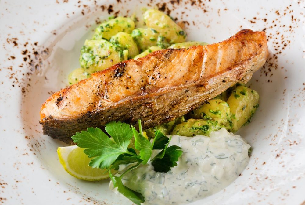 Zum Aschermittwoch: Lachsfilet auf samtigen Gnocchi mit Tartarsauce