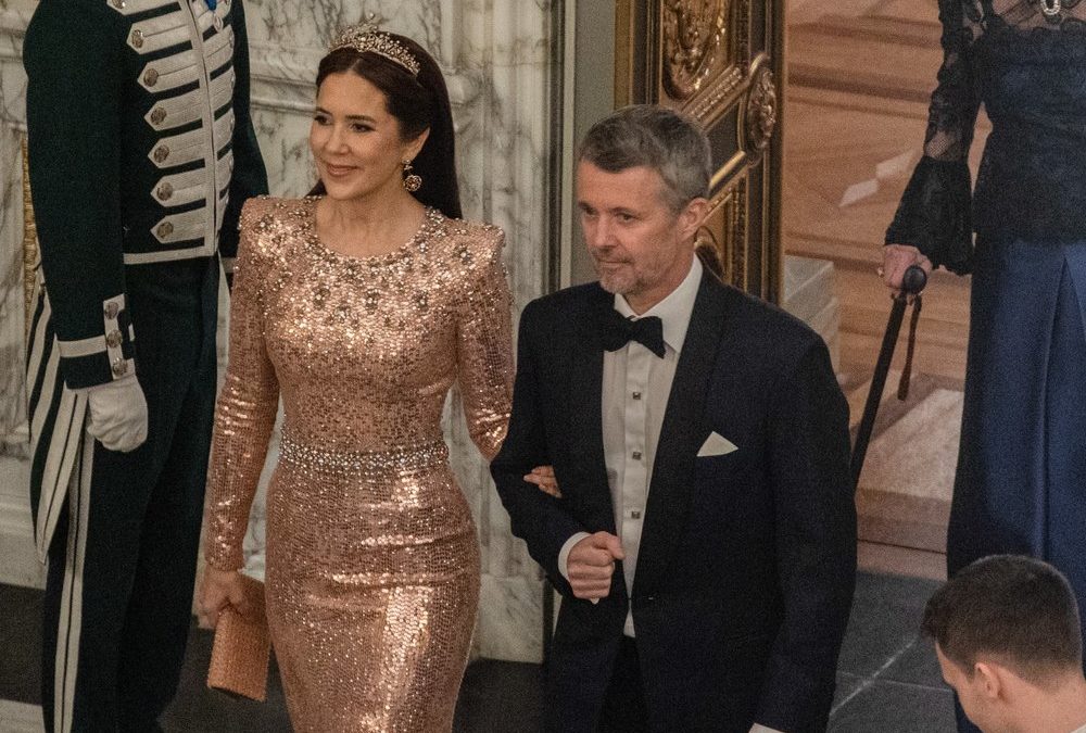 König Frederik und Königin Mary tanzen ausgelassen bei Ball