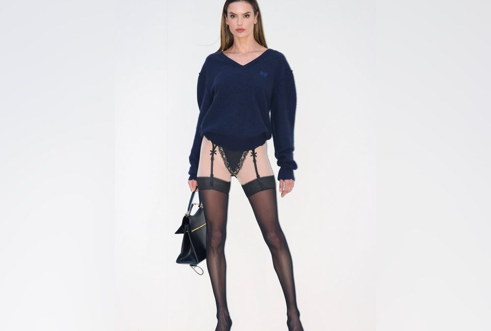 Alessandra Ambrosio: In Strapsen zur Pariser Fashion Week