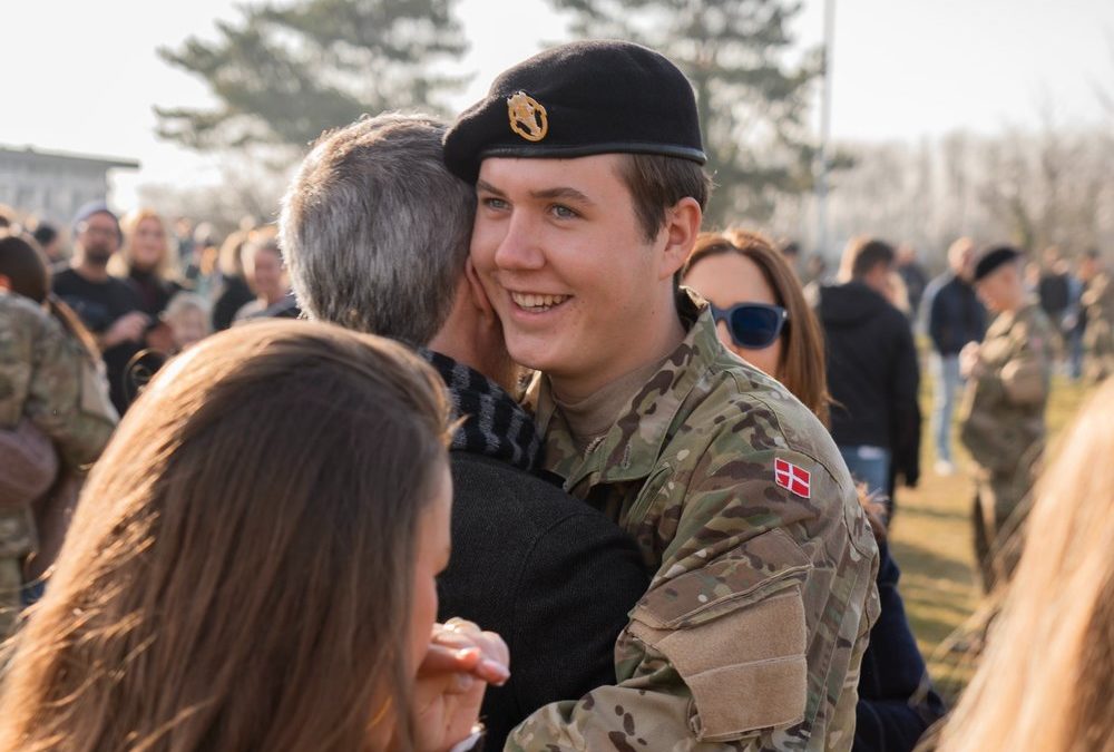 Erster Familienbesuch für Kronprinz Christian im Militär