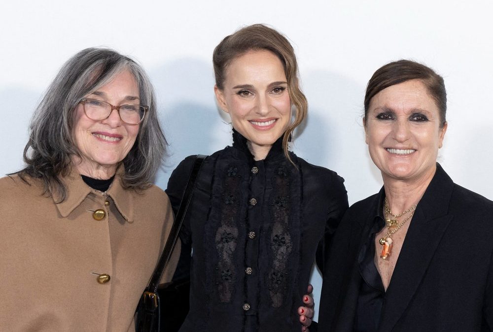 Natalie Portman bringt ihre Mutter mit zur Pariser Fashion Week