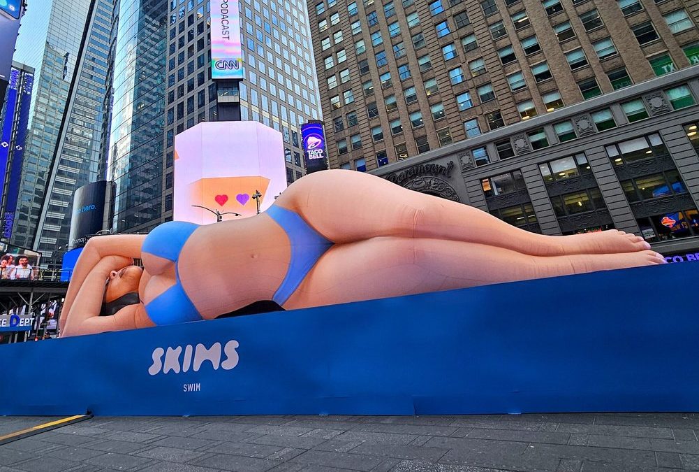 Kim Kardashians aufblasbare Puppe in New York spaltet die Fans