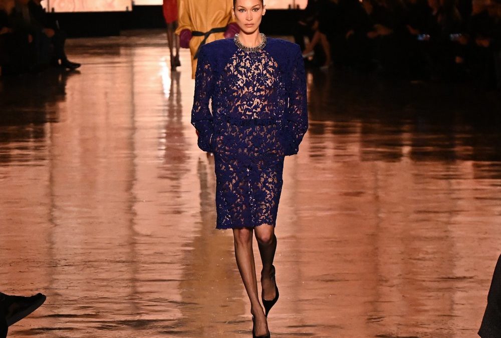 Paris Fashion Week: Bella Hadid läuft wieder für Saint Laurent