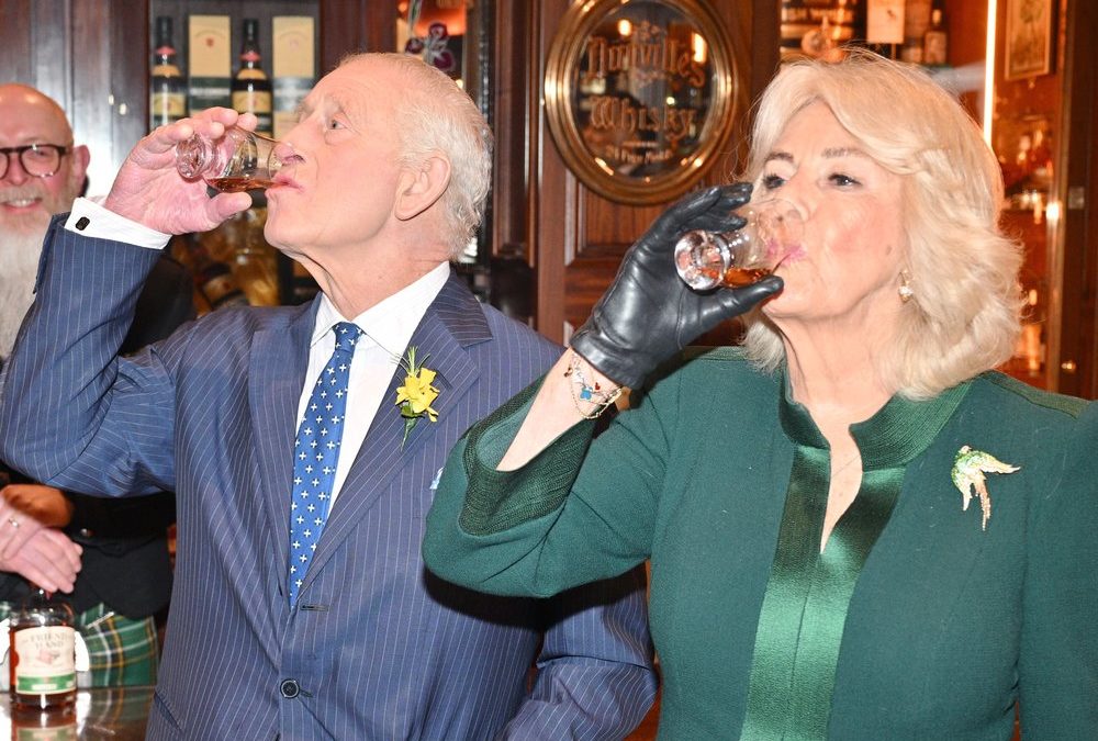 König Charles und Königin Camilla: Whisky-Tasting in Belfast