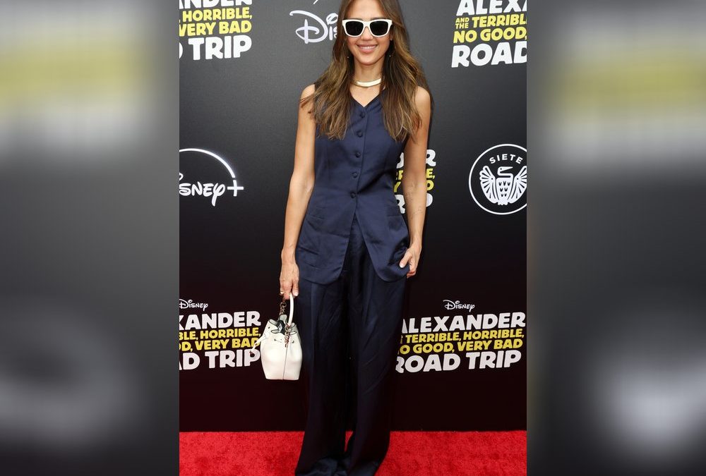 Jessica Alba: Mit Scheidungstattoo und blauem Zweiteiler bei Premiere