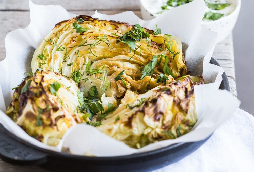 Im Ofen geröstet: Weißkohl-Steaks mit knusprigen Kernen