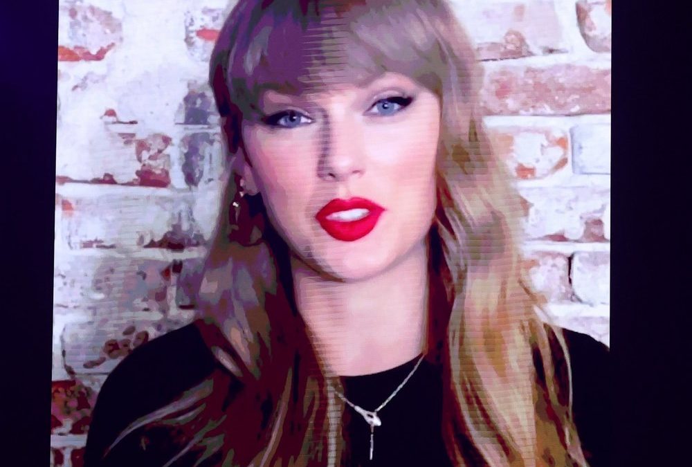 Auftritt von Taylor Swift: Darum jubeln die Fans über ihre Halskette