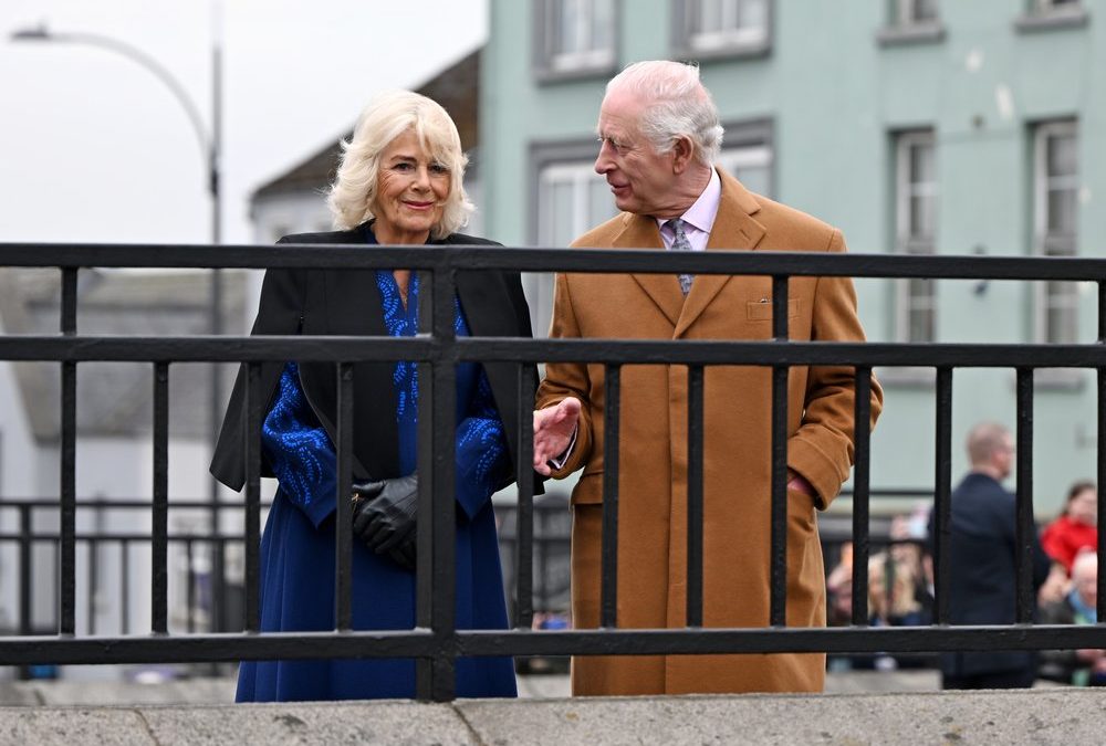 Charles und Camilla beenden gut gelaunt ihre Nordirland-Reise