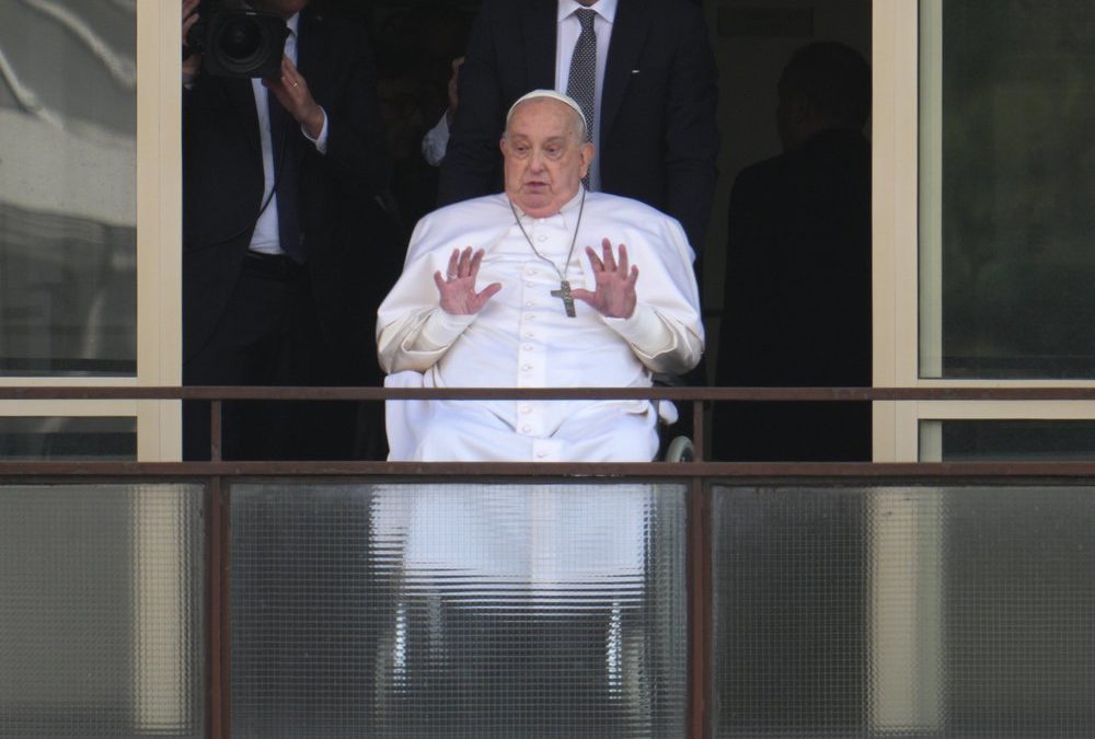 Auf dem Klinik-Balkon: Papst Franziskus zeigt sich öffentlich