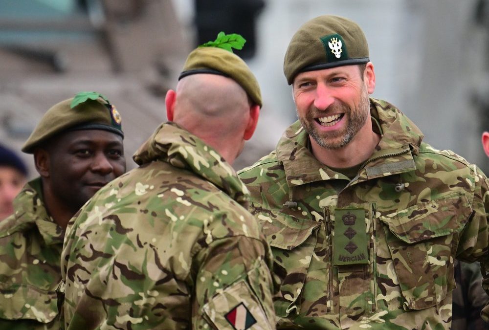 Prinz William besucht Streitkräfte in Estland in Kampfuniform