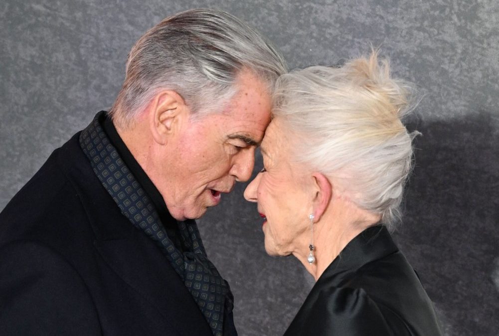 Bei Premiere: Helen Mirren kuschelt mit Pierce Brosnan