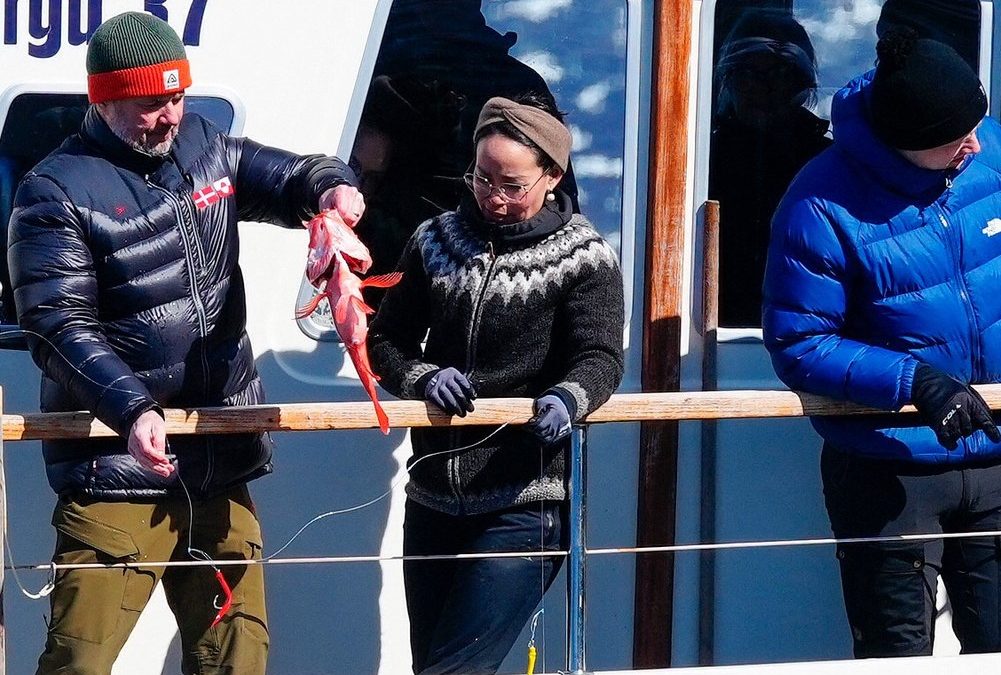 Dänischer König Frederik X. geht mit Grönlands Premier fischen