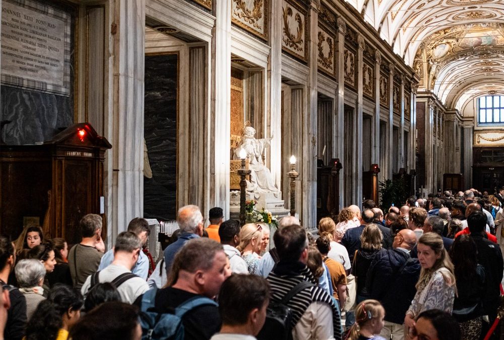 Zehntausende Besucher stehen am Grab von Papst Franziskus Schlange