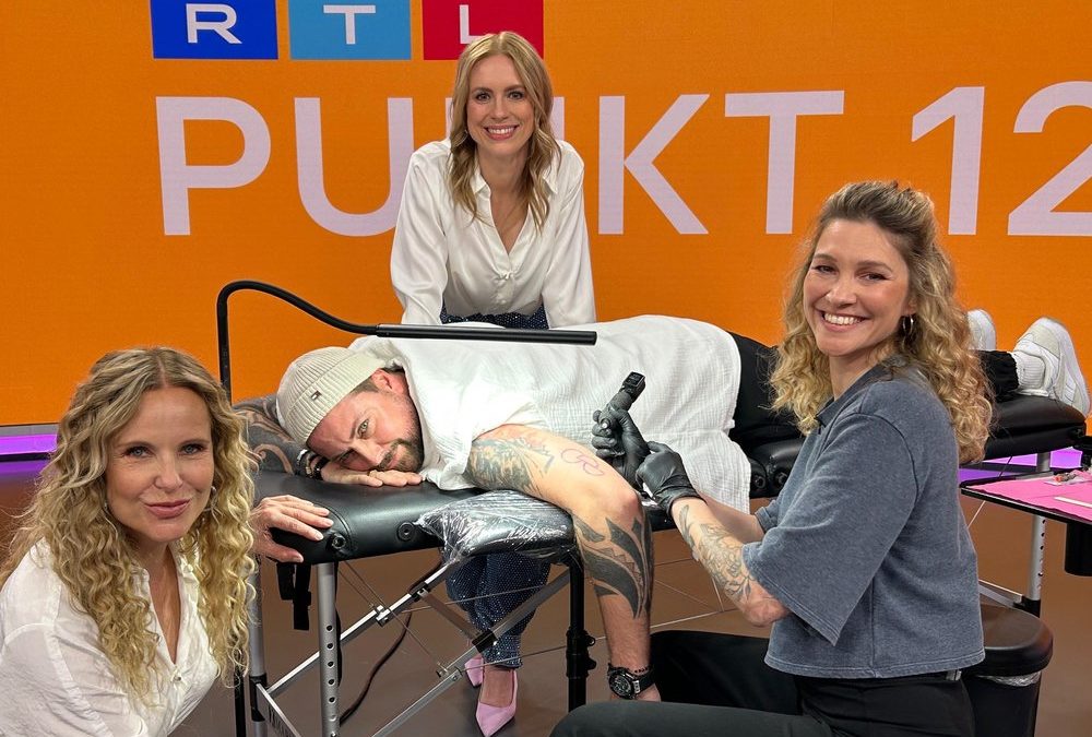 Felix von Jascheroff lässt sich im TV ein Organspende-Tattoo stechen