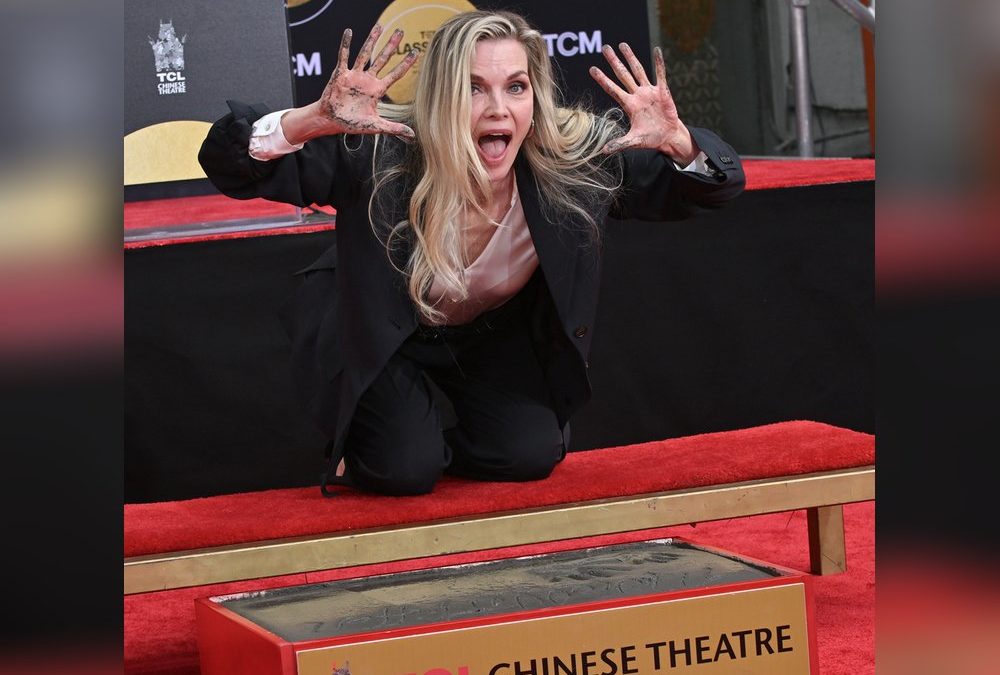 Traditionelle Zeremonie: Michelle Pfeiffer verewigt sich in Hollywood