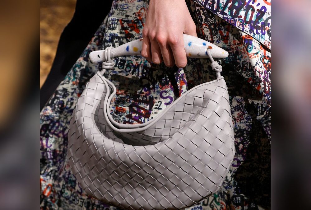 Geflochtenes Leder: Diese Tasche wirkt zeitlos und elegant