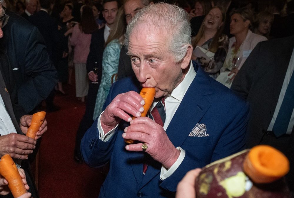 Royale Rübe: König Charles spielt Karottenflöte mit Gemüse-Orchester