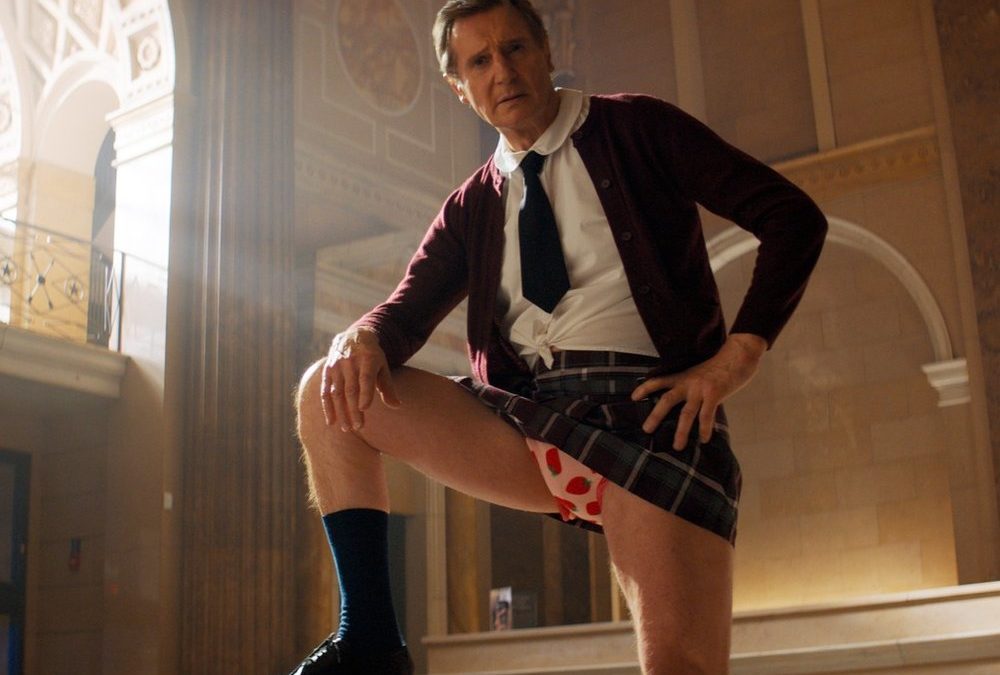 Liam Neeson als Schulmädchen im „Die nackte Kanone“-Trailer
