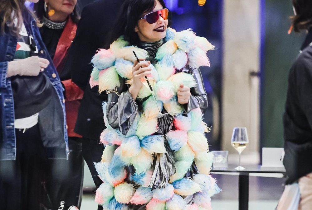 Skurriler Look: Sängerin Björk zieht wieder die Blicke auf sich