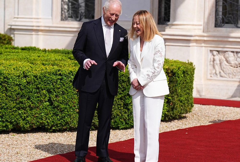 Beste Laune vor historischer Kulisse: Charles trifft Giorgia Meloni