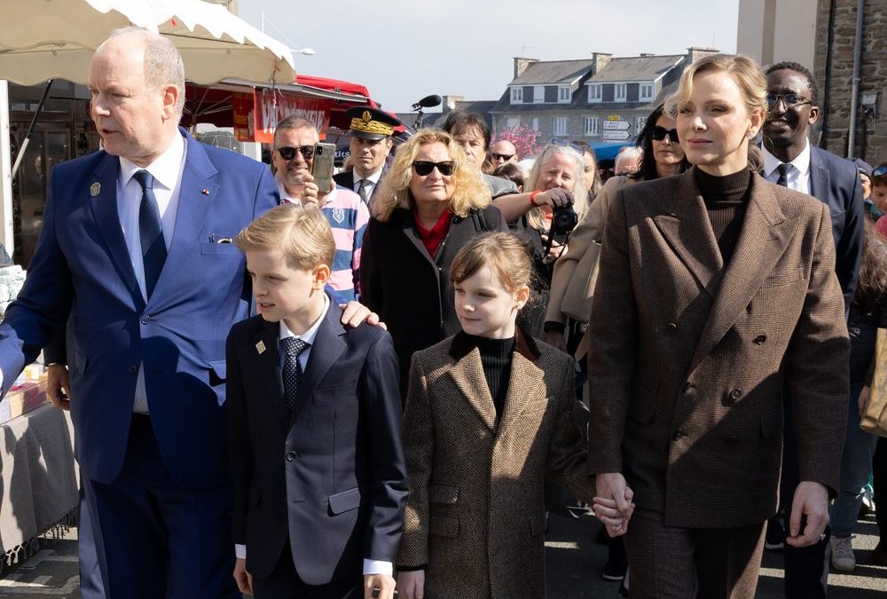 Fürstin Charlène und Fürst Albert im Partnerlook mit ihren Zwillingen