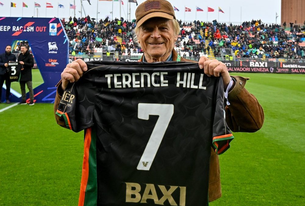 Terence Hill feiert 86. Geburtstag im Fußballstadion