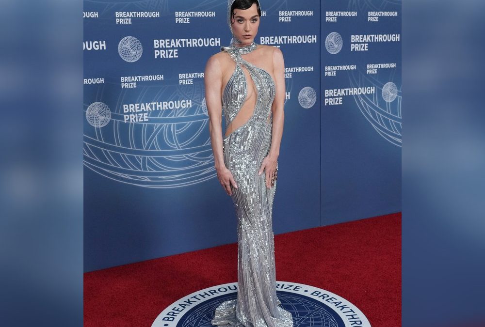 Vor All-Flug: Katy Perry im futuristischen Outfit bei Preisverleihung