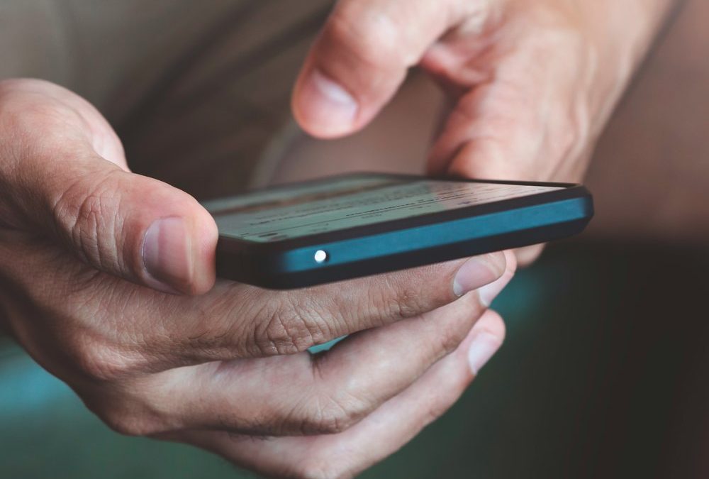 Zu viel am Tippen und Scrollen? Das hilft gegen den „Handy-Daumen“